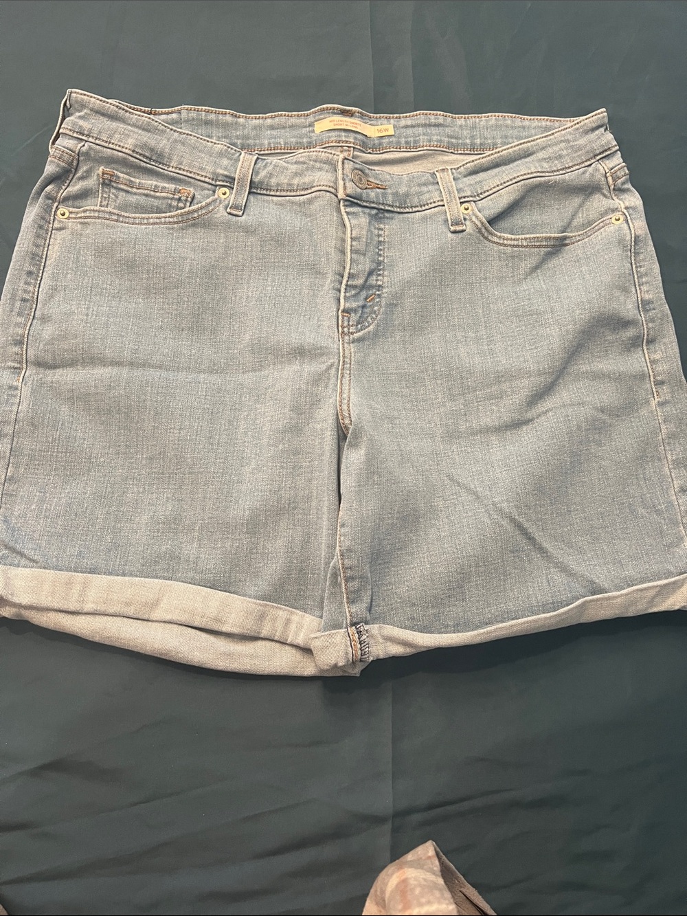 Levi ‘s Light Wash Denim Rolled-Hem Women’s stretch Shorts